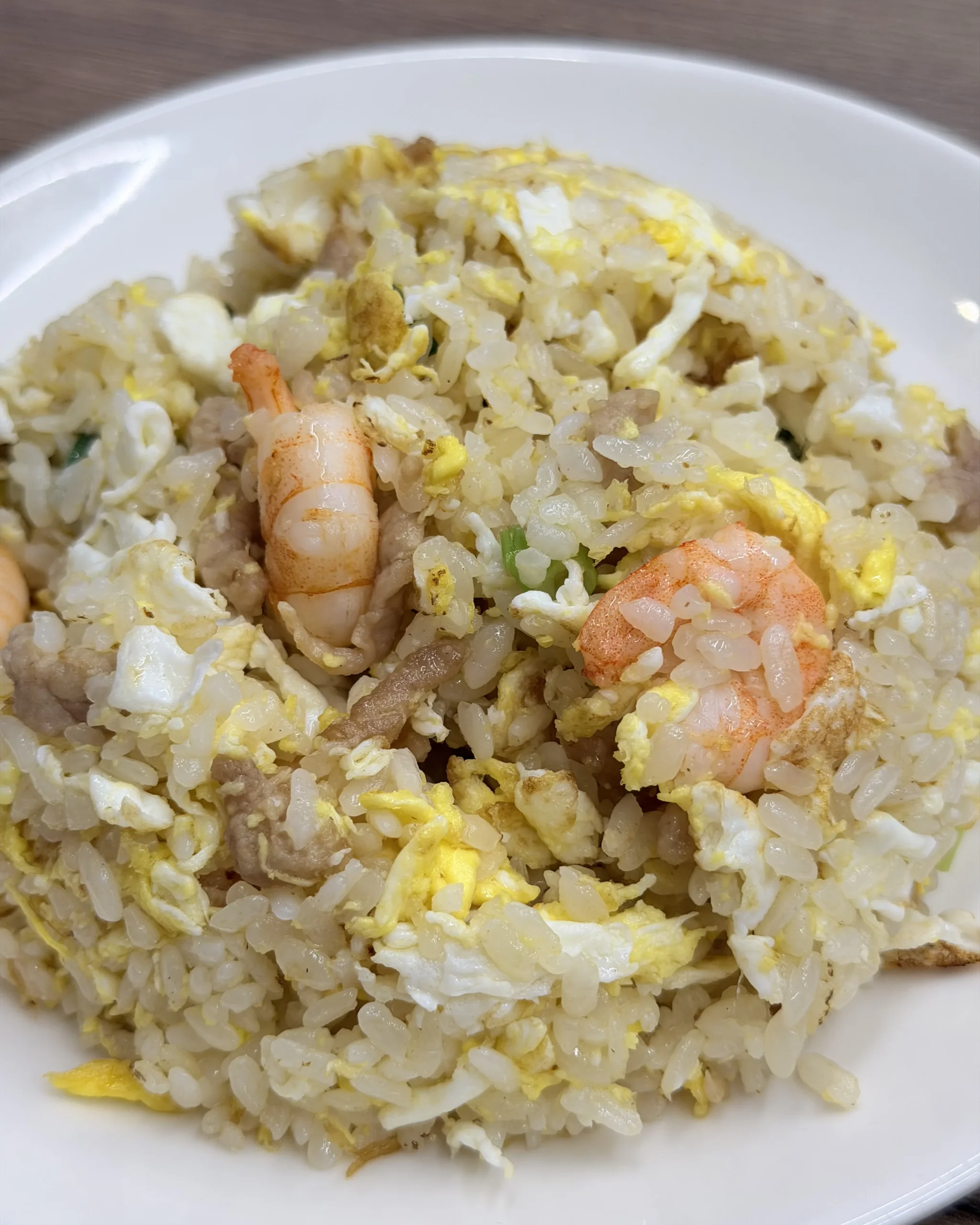 鼎盛號 三民店 蝦仁肉絲蛋炒飯,蝦仁、肉絲、蛋與蔥花下鍋快炒,飯粒粒粒分明