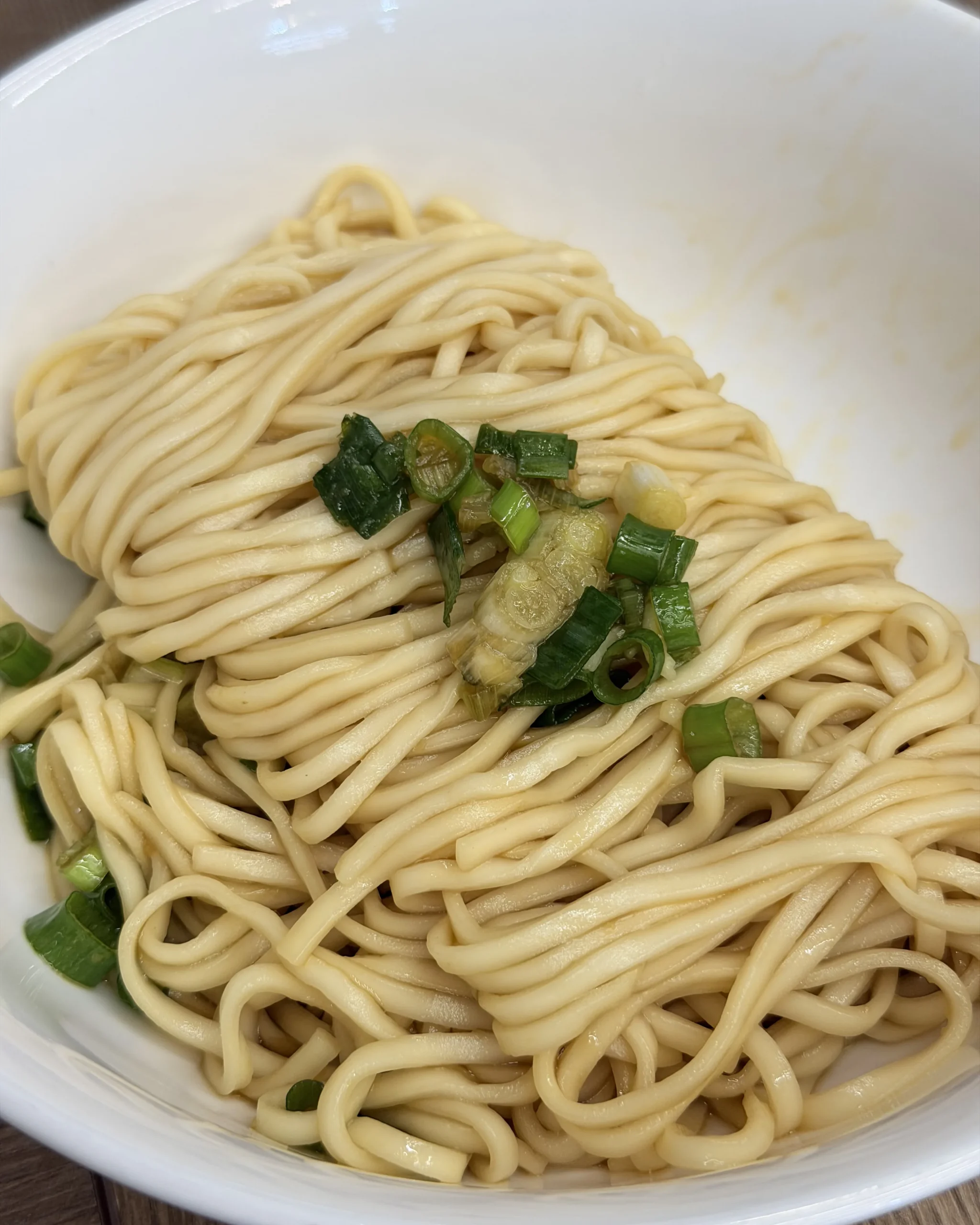 鼎盛號 三民店 香蔥乾拌麵,細麵拌上蔥油與蔥花