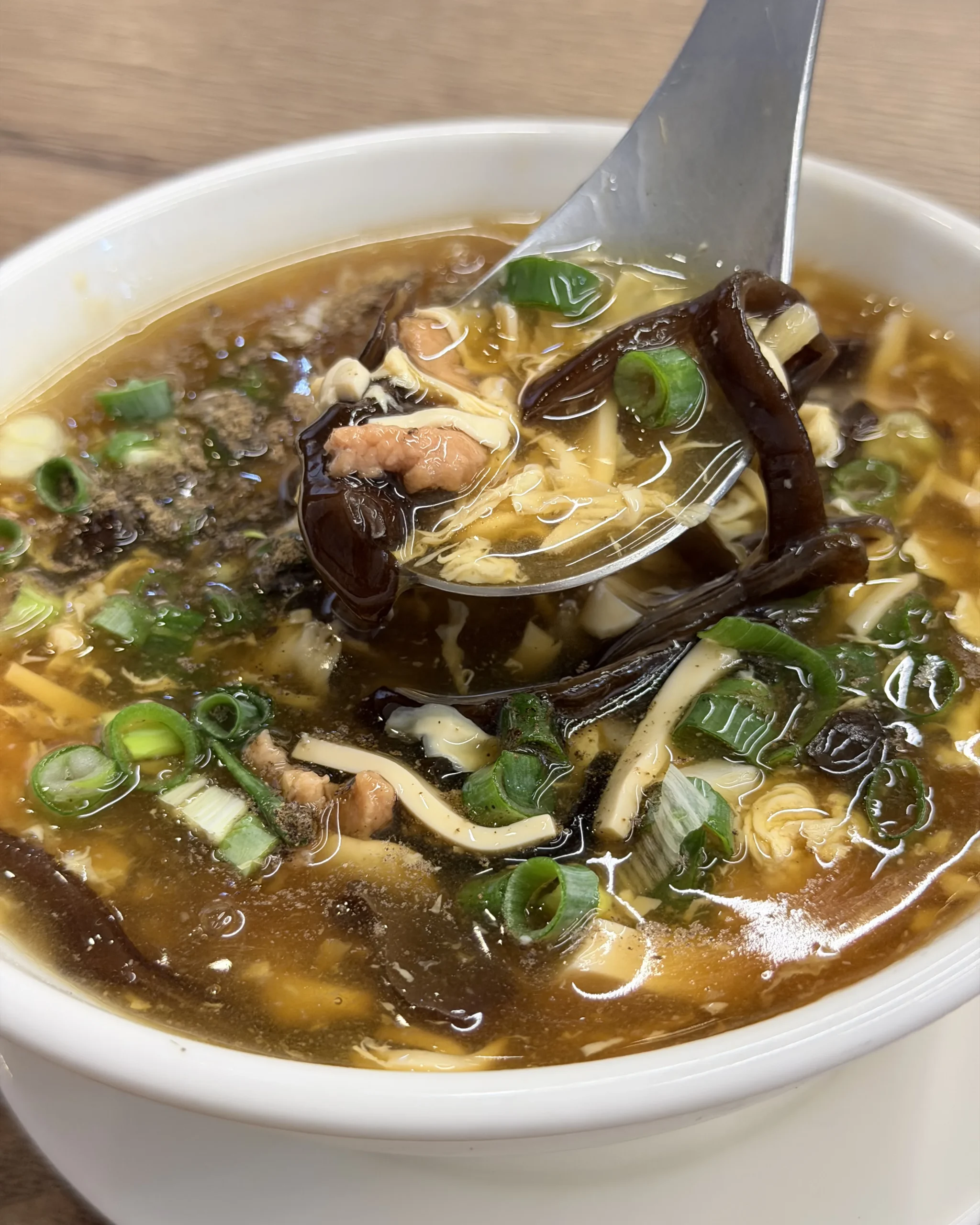 鼎盛號 三民店 酸辣湯,湯裡有木耳、豆腐、筍絲、肉絲與蛋花