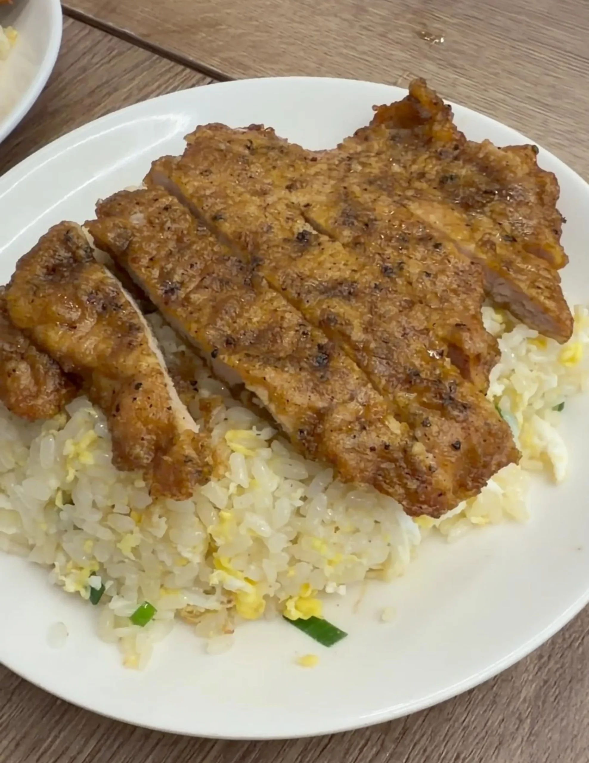 鼎盛號 三民店 排骨蛋炒飯,一整片現炸胡椒排骨鋪在蛋炒飯上