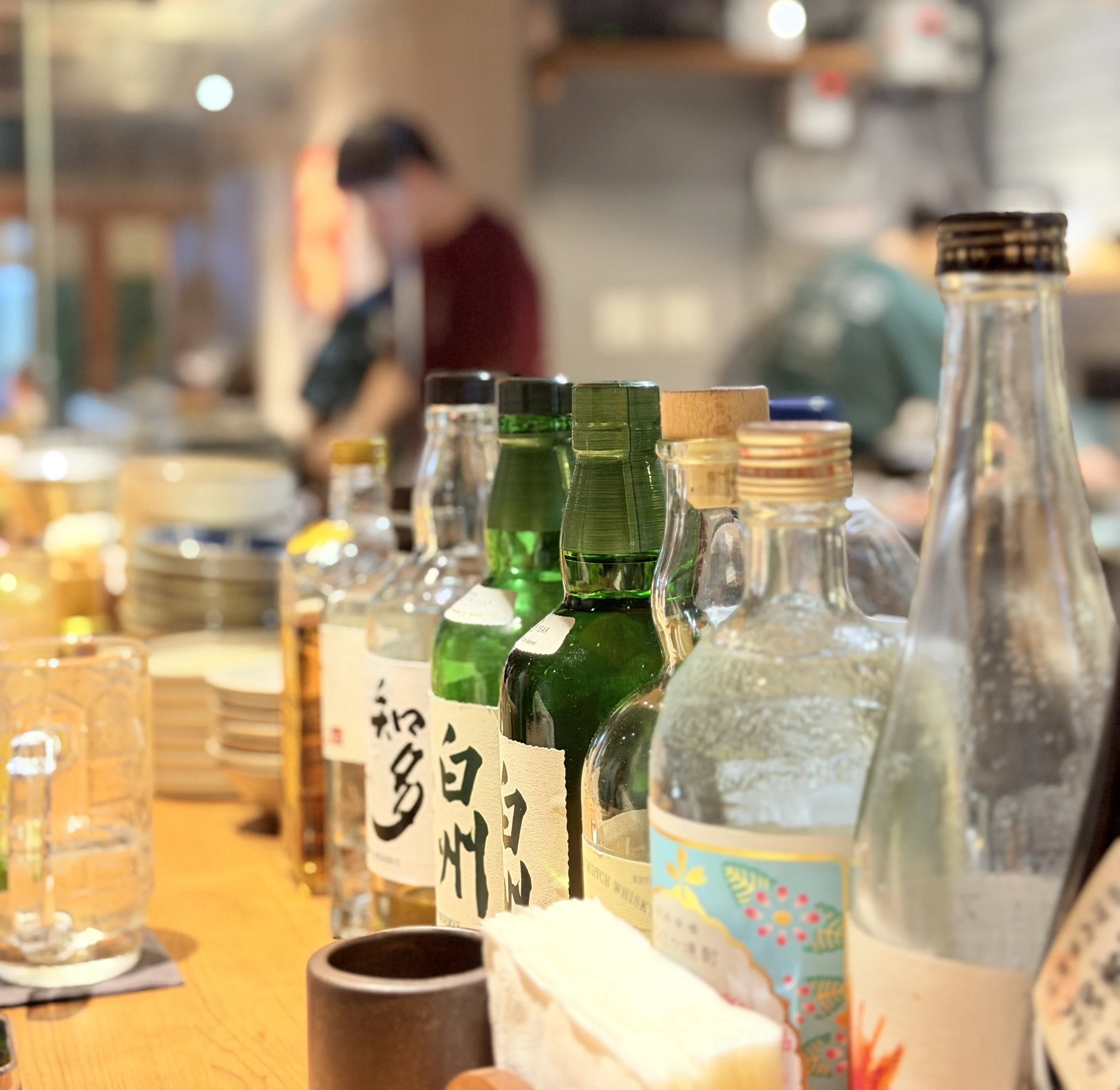 DOMO Yakitori 炭火燒鳥 吧台上的清酒與燒酎