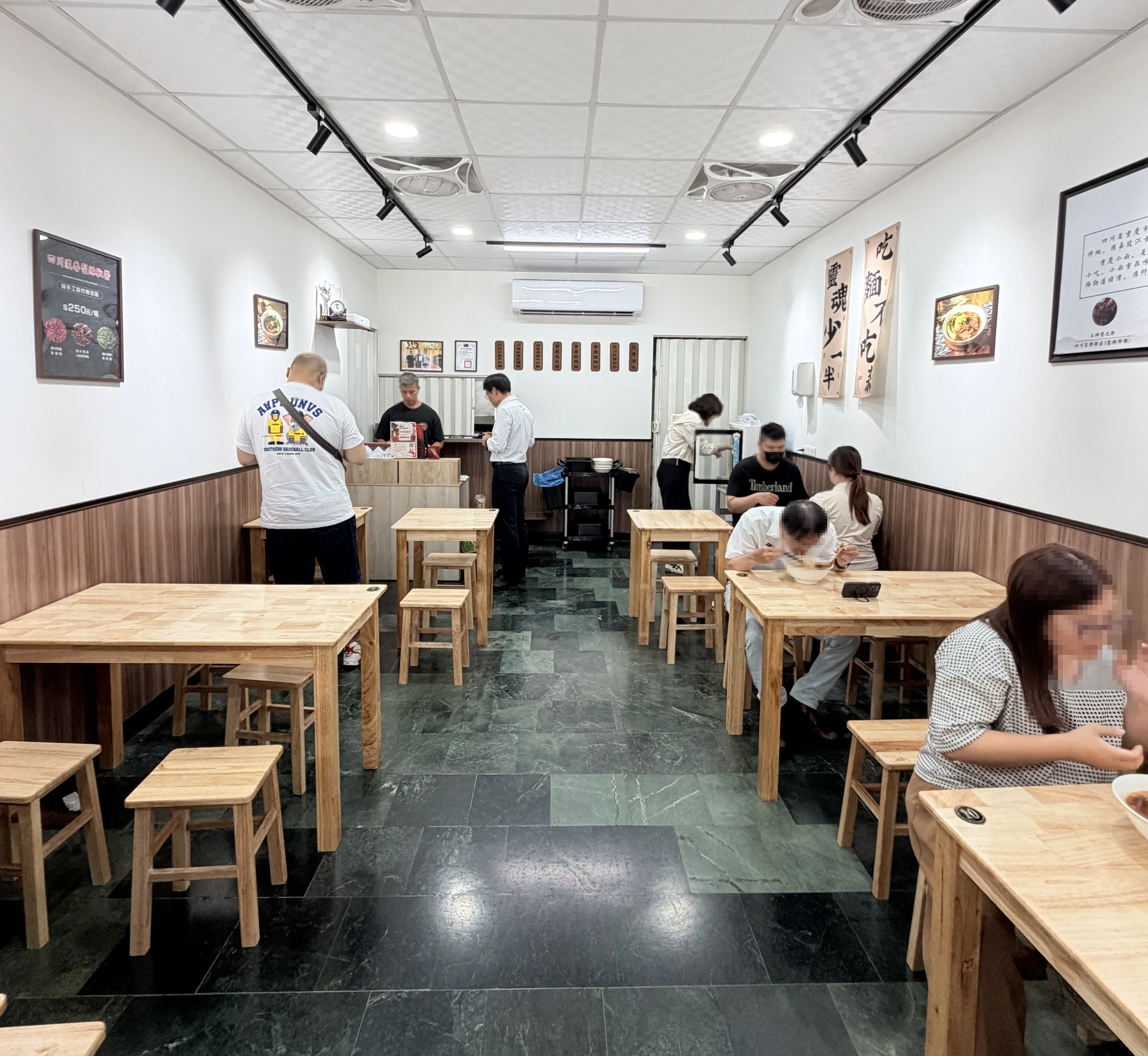 渝味食記重慶小麵．武廟店 店內