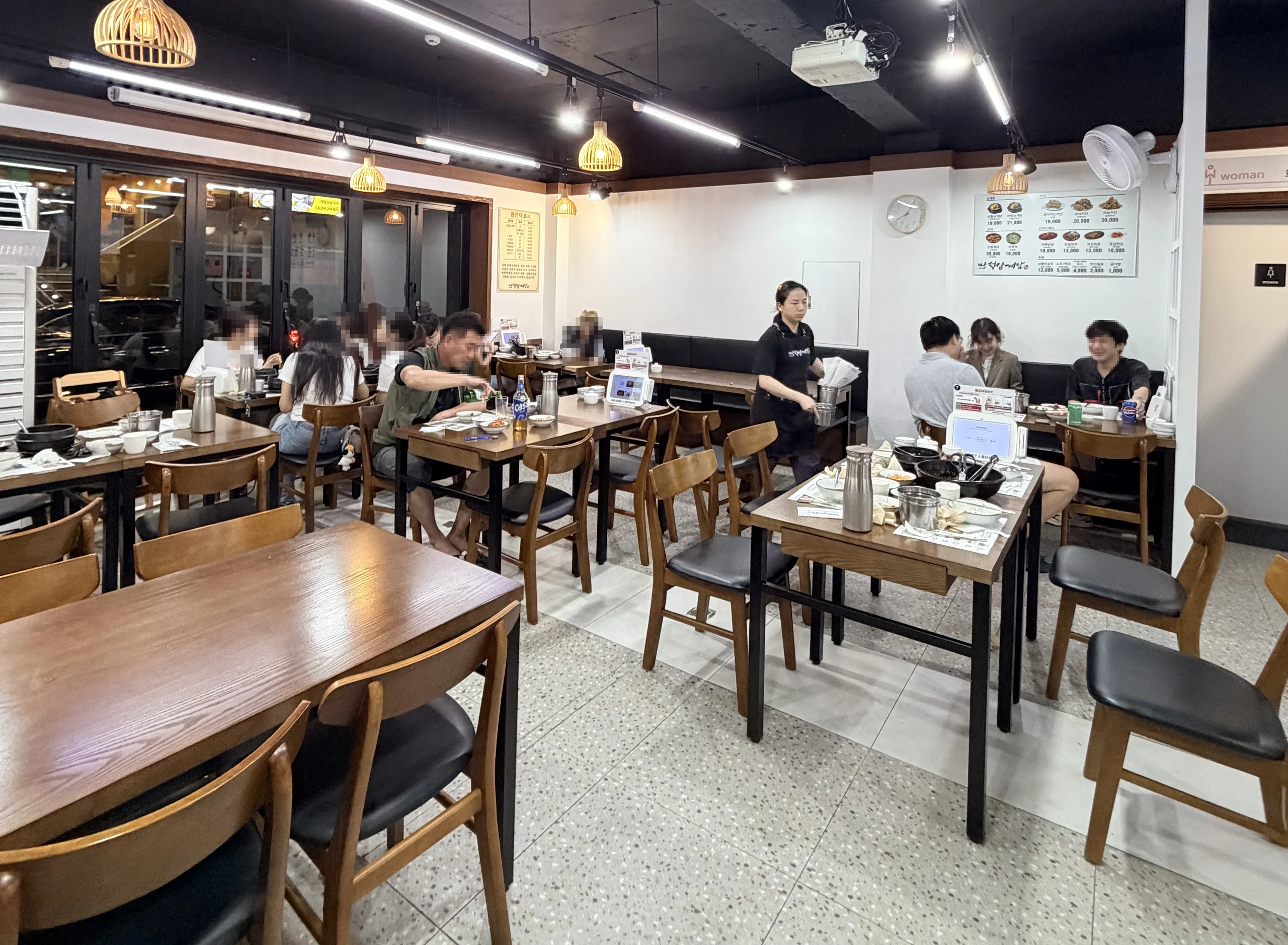 萬德蔘雞湯 店內